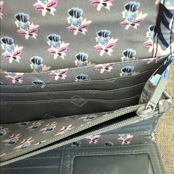 Vera Bradley Plum Pansies floral quilted wallet like new condition - Picture 4 of 9